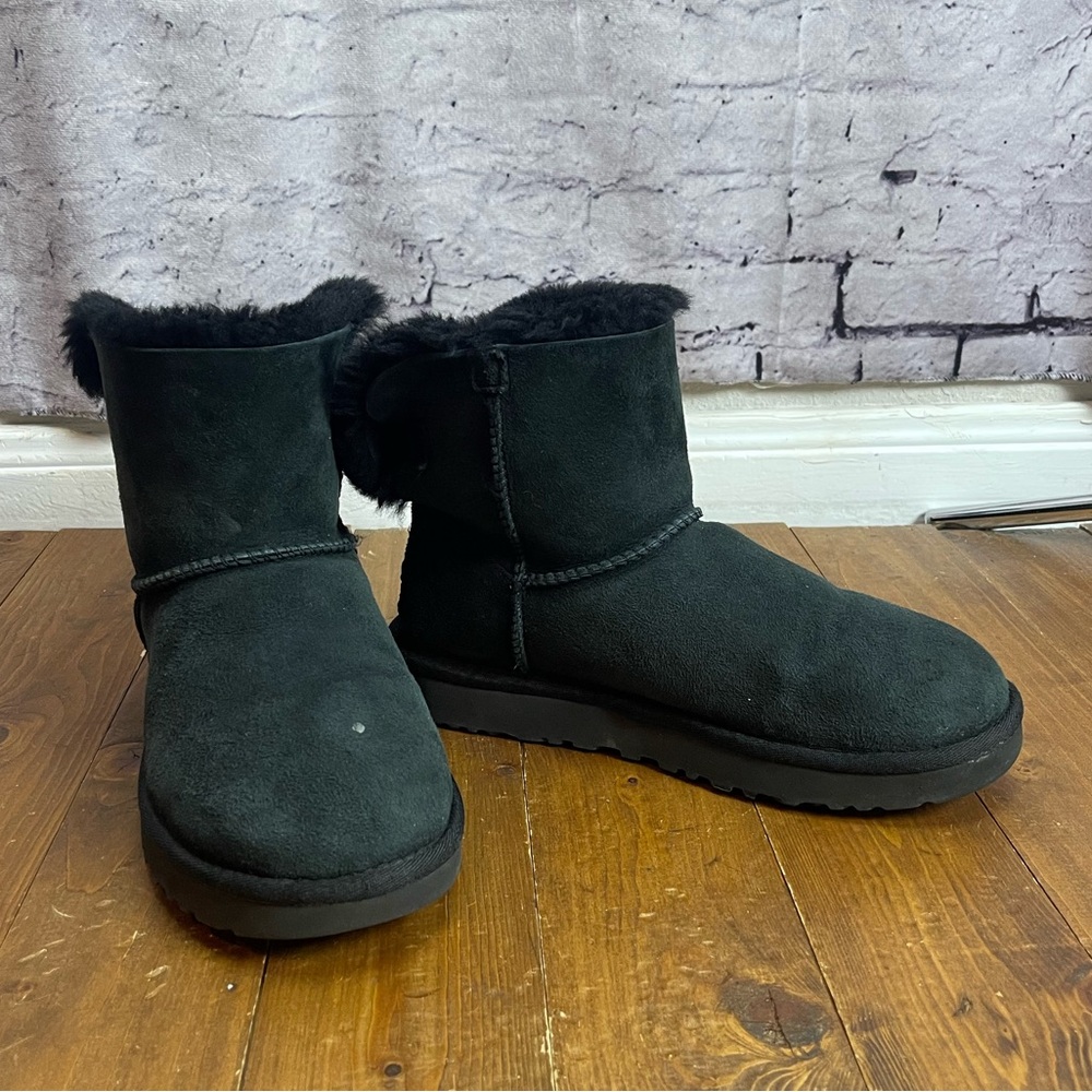 Ugg black mini Bailey bow shearling boots Womens size 7